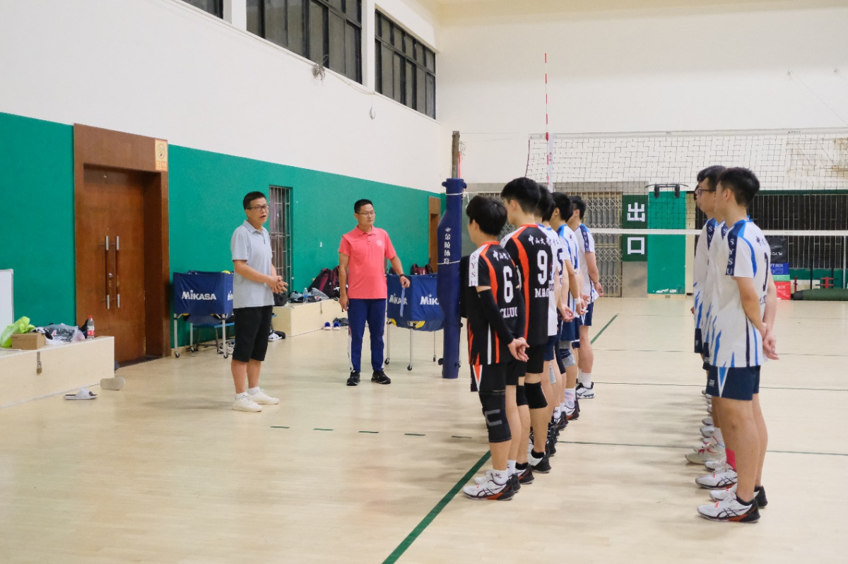 小孩們站在一起中度可信度描述已自動生成